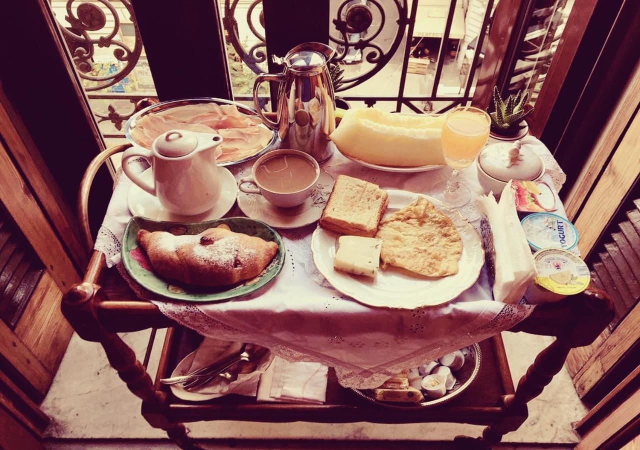 B&B Atmosfere Del Centro Storico Napoli Bagian luar foto