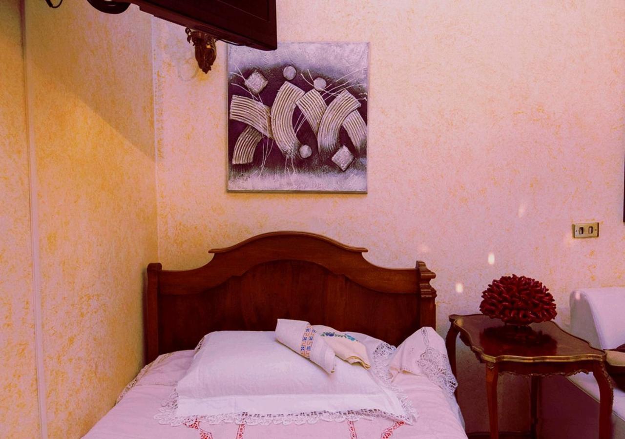 B&B Atmosfere Del Centro Storico Napoli Ruang foto