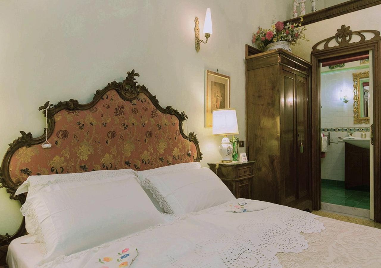 B&B Atmosfere Del Centro Storico Napoli Ruang foto